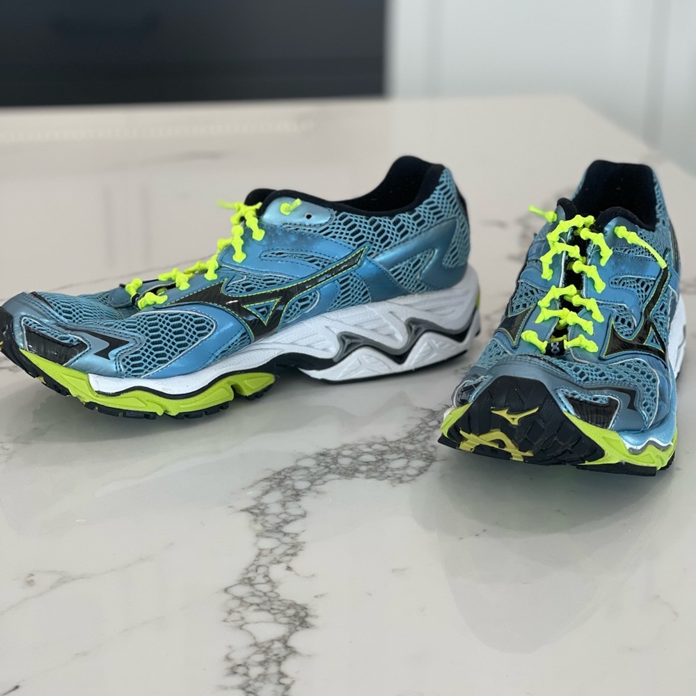 Women’s Mizuno Wave Nirvana Size 10 Running Shoes